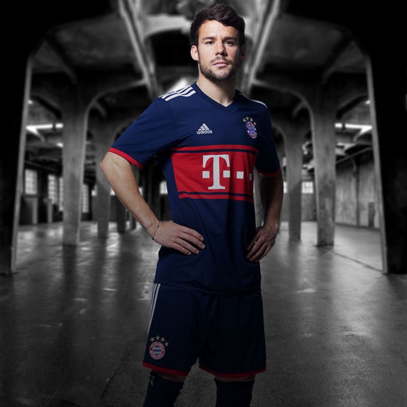 FC Bayern 2017-18 Away Kit